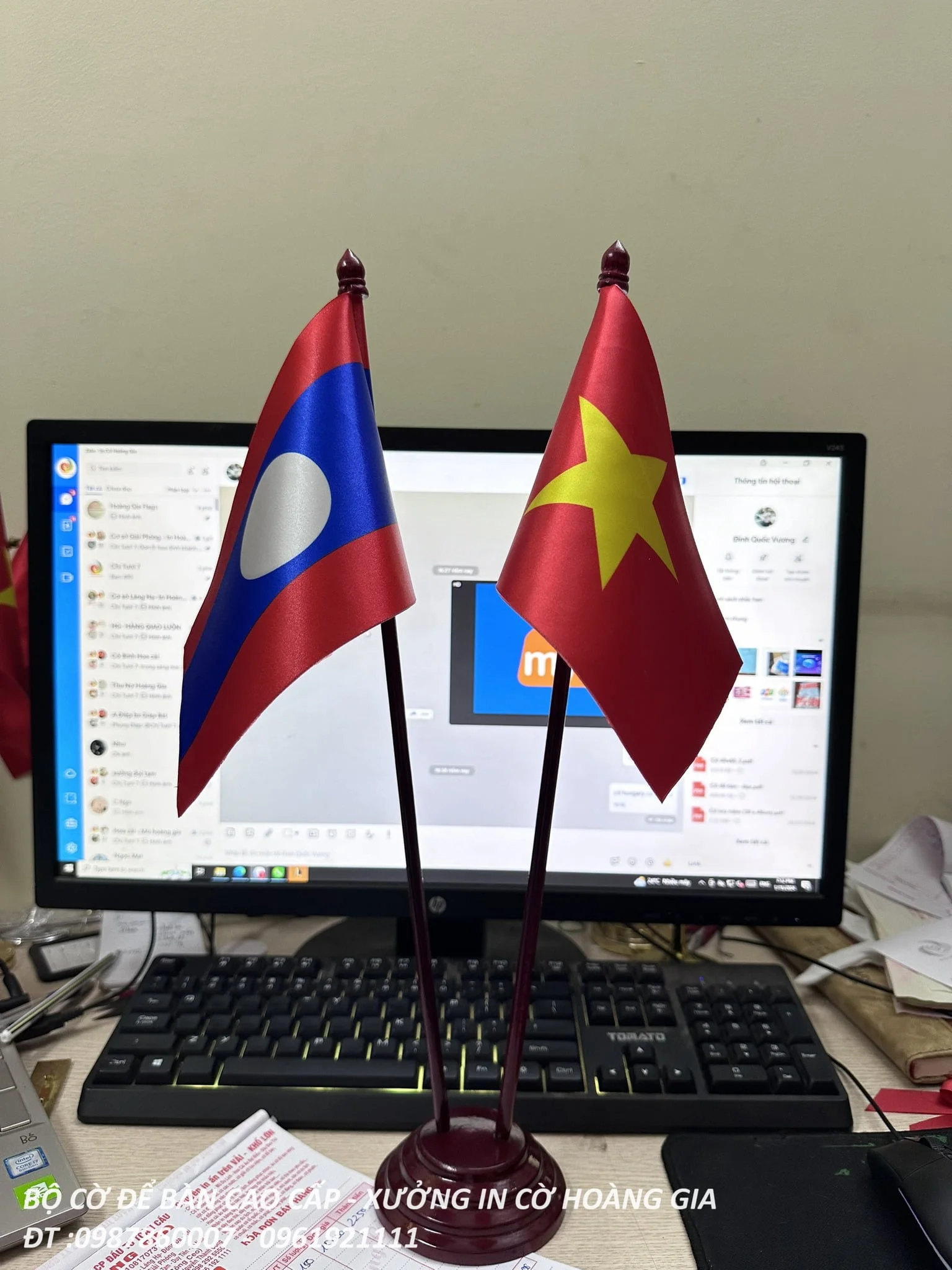 Cờ để bàn đế gỗ 6 Cờ để bàn đế gỗ tổ quốc