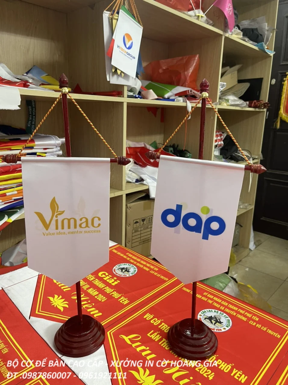 Cờ để bàn đế gỗ 7 Cờ để bàn đế gỗ công ty
