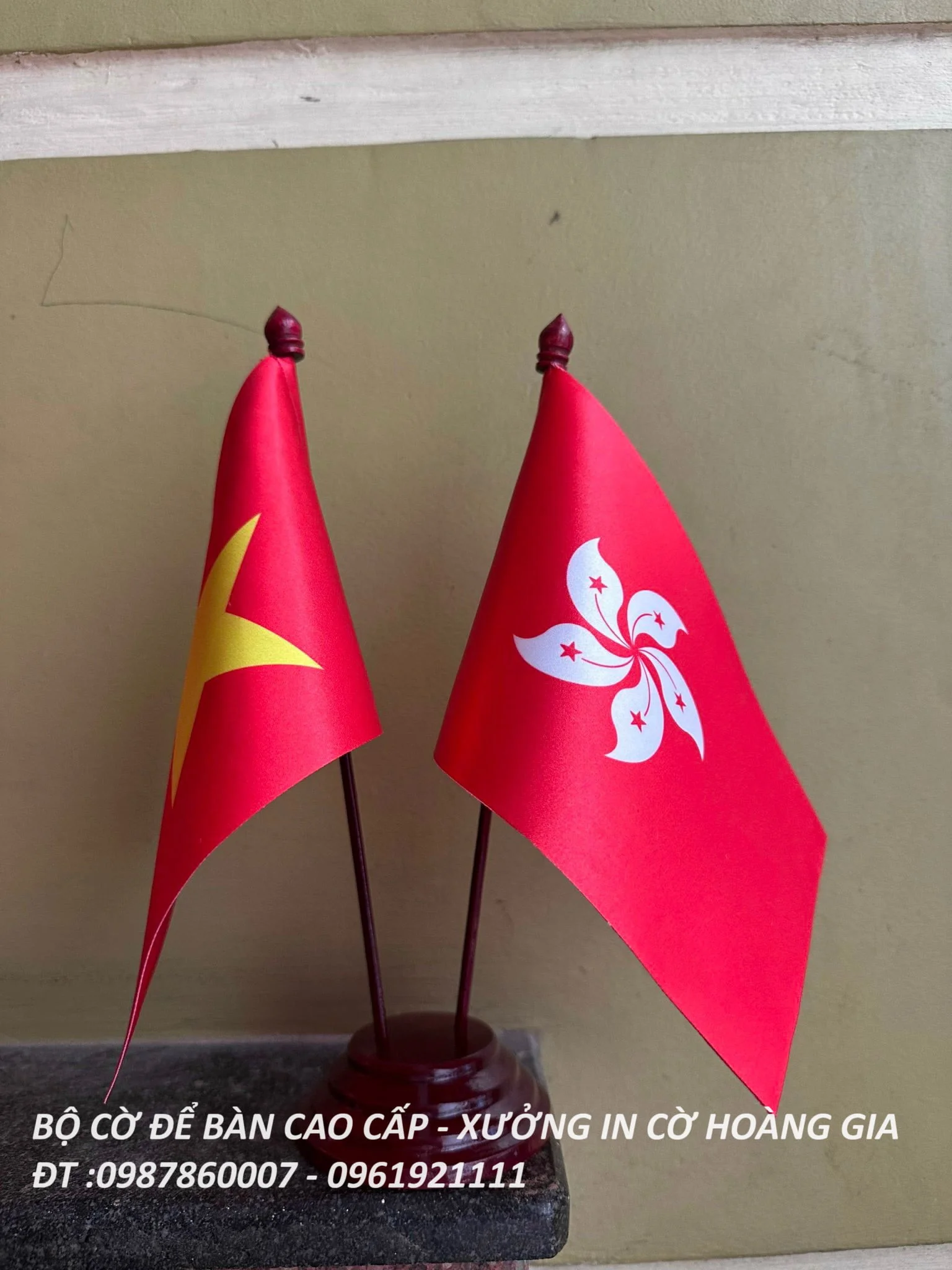 Cờ để bàn đế gỗ 3 Cờ để bàn đế gỗ - Xưởng in cờ Hà Nội