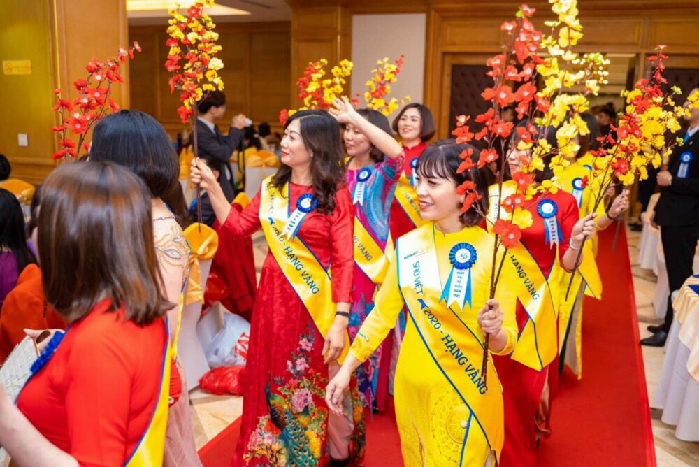 hoa cài ngực đại biểu đẹp sang trọng