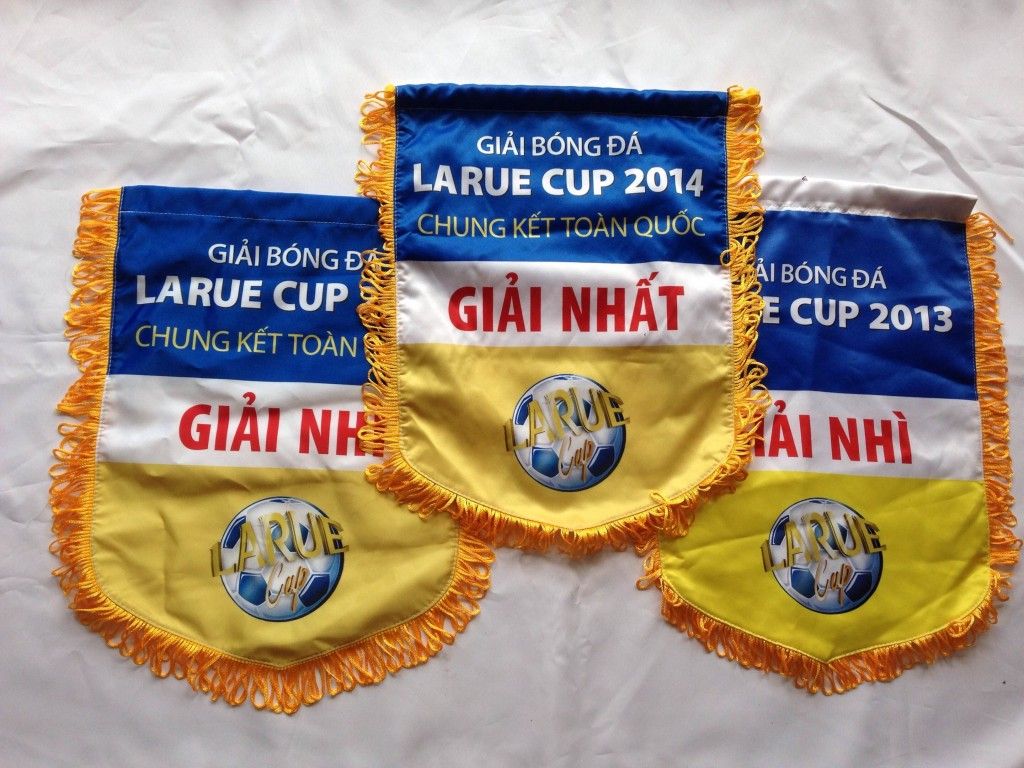 cờ lưu niệm bóng đá