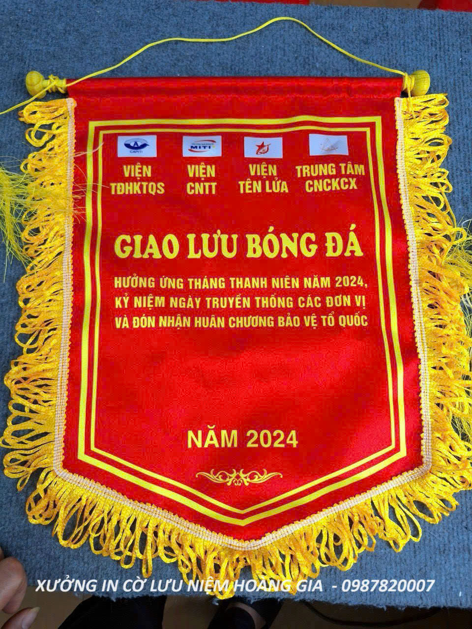 Cờ bóng đá tua rua